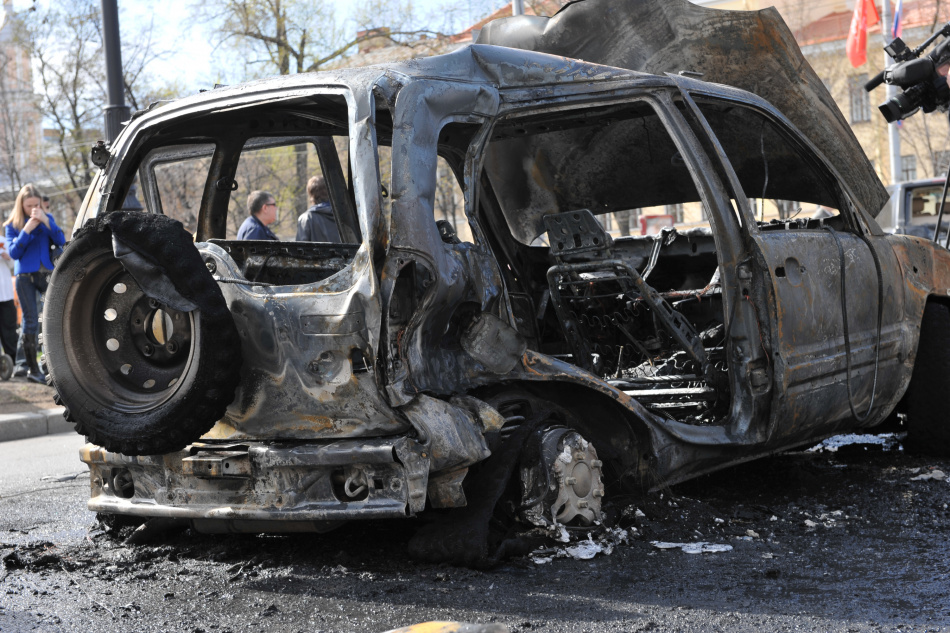 В Калининском районе Петербурга ночью сгорел Hyundai и повредил соседнюю Skoda